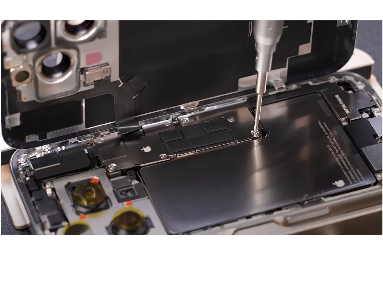 تعمیرات موبایل آیفون سری 16