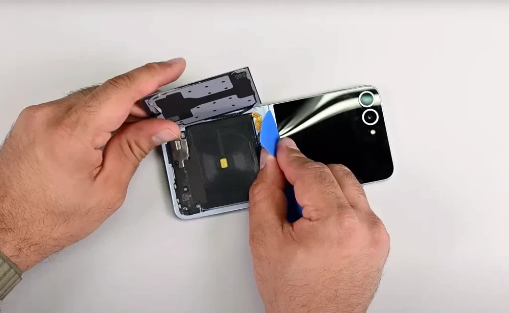 فرآیند تعمیرات موبایل سامسونگ Z Flip 6